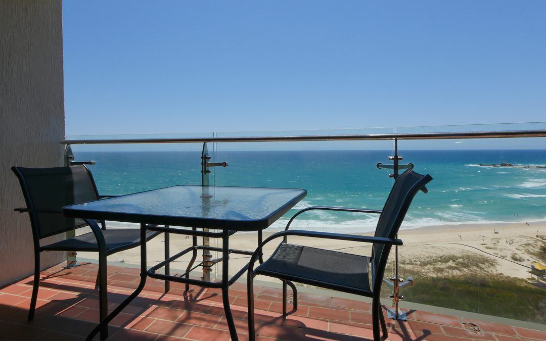 Stunning Balcony Views Over Palm Beach!